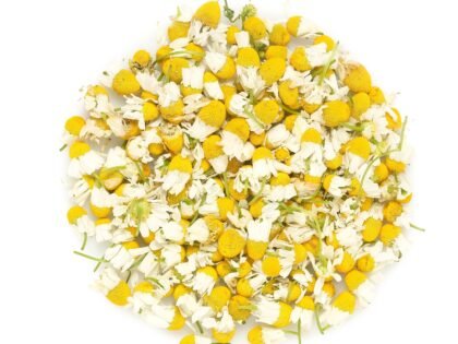 dry,chamomile,flowers,isolated,on,white